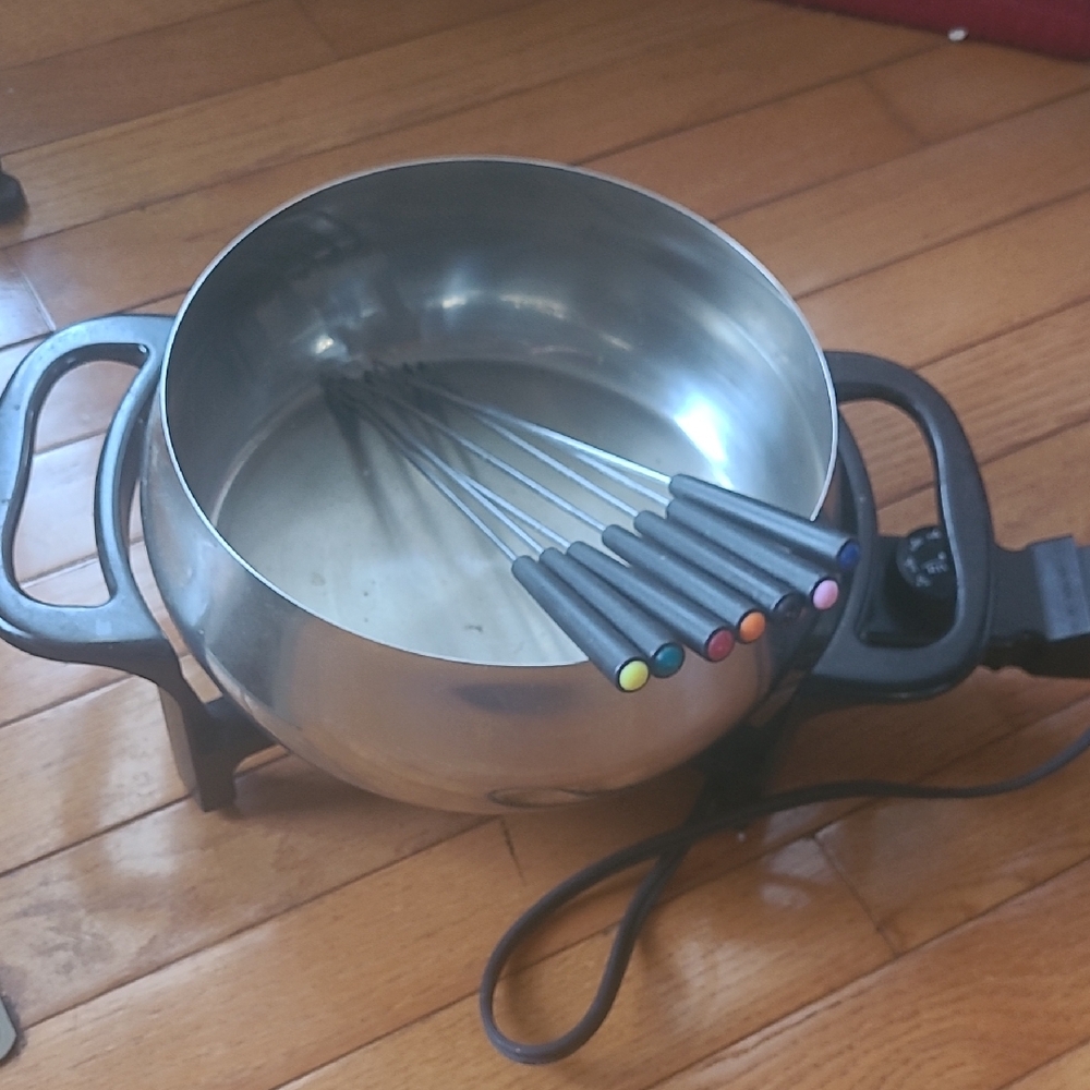Stainless Steel Fondue Pot with Color-Tip Fondue Forks